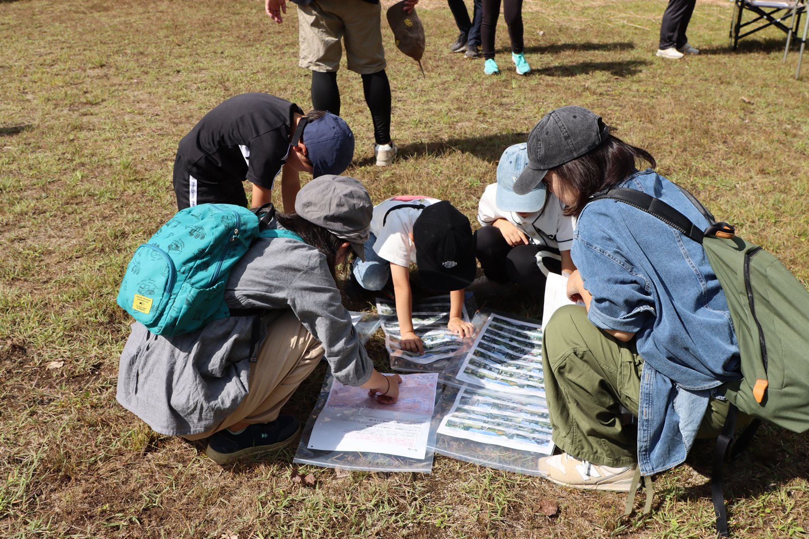 地図を囲んで作戦を立てる参加者
