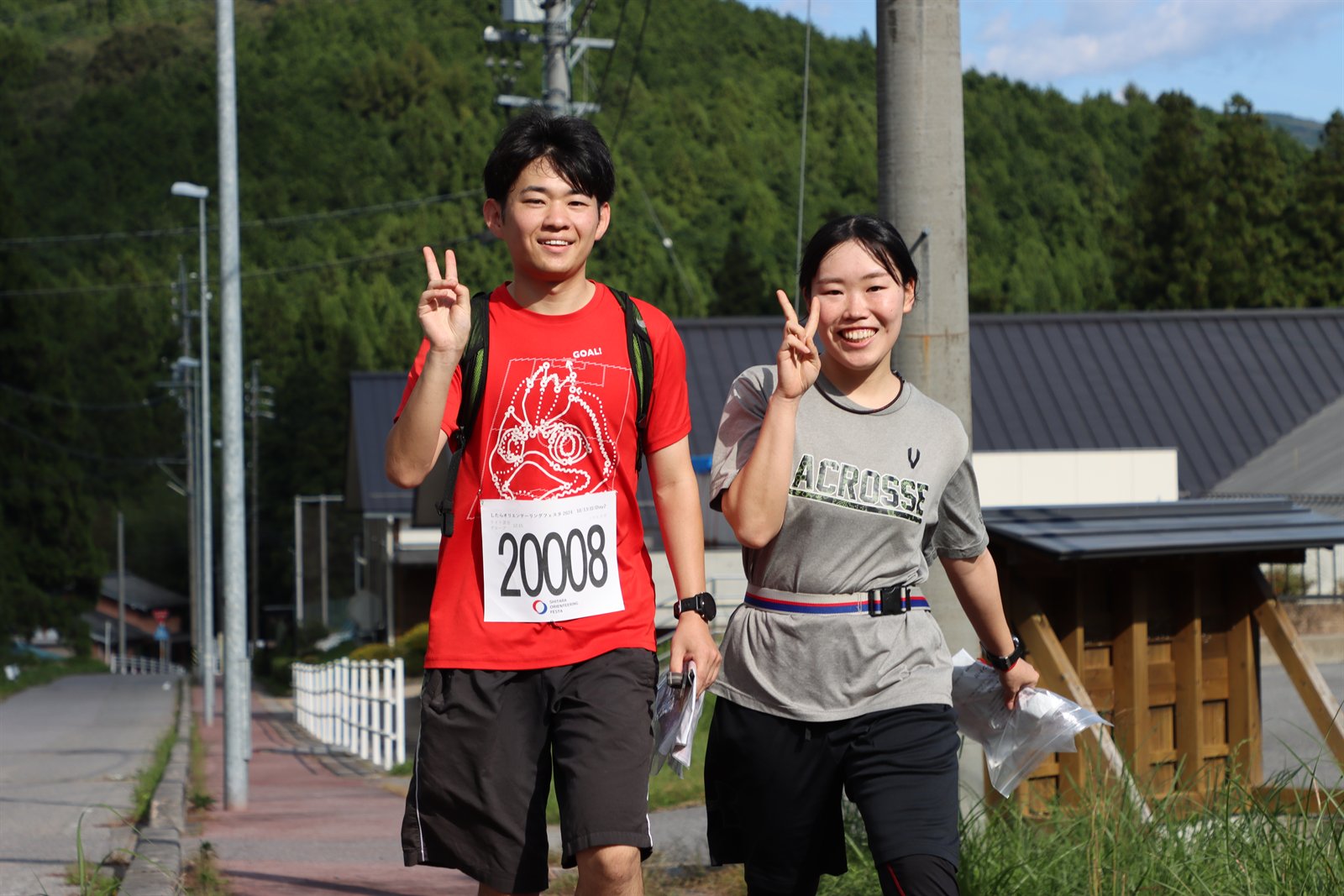 町を歩く参加者